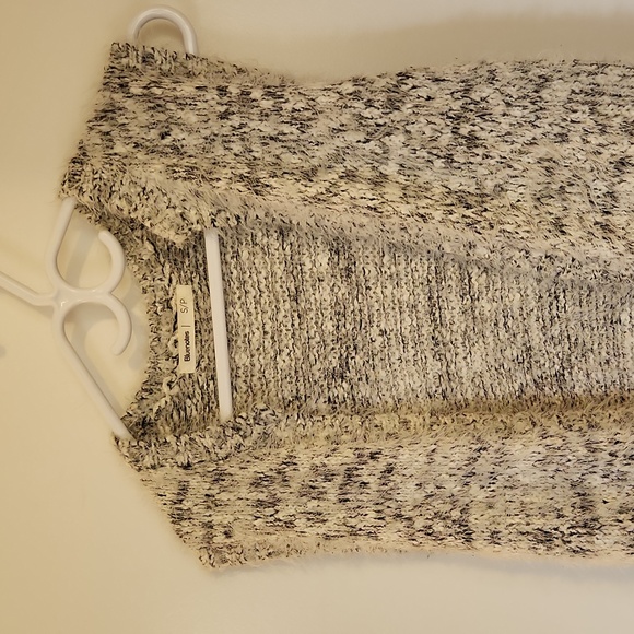 Black and white vest - Picture 4 of 7